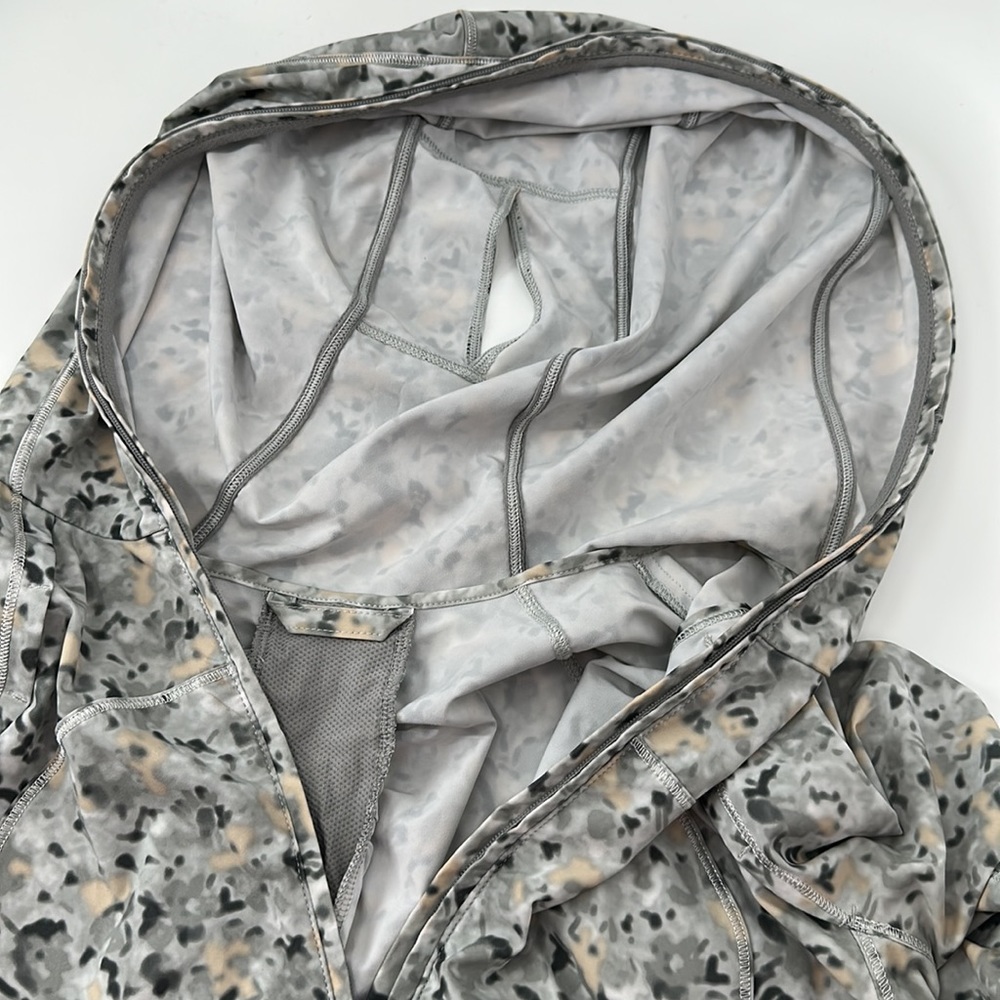 Lululemon lightweight hooded jacket with ponytail hole size 6 - Picture 8 of 9